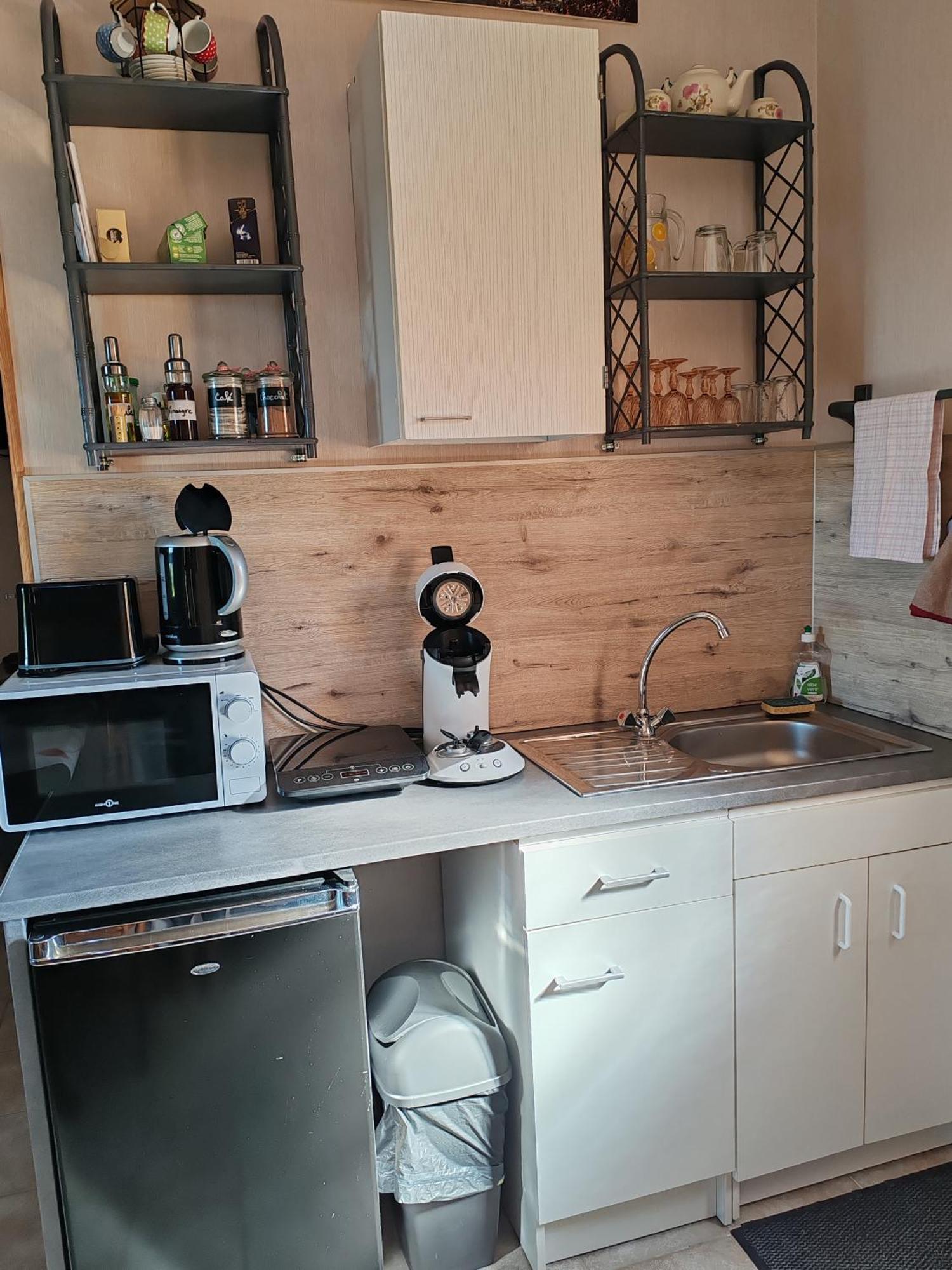 Studio Meuble Independant Chez L'Habitant ユショー 部屋 写真